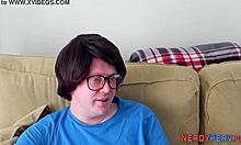 Video s vysokým rozlišením amatérského chlapa, který dává britskému gayovi semeno do úst