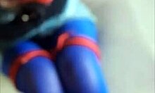 हाई हील्स पहने हुए एक पीओवी वीडियो में किशोर लौरा को बांध दिया जाता है और गहरी गला जाता है