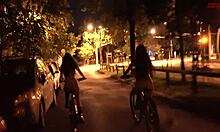 La dernière vidéo de dollscults: une balade en vélo nue en public