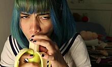 Uma garota amadora de cosplay se entrega a garganta profunda com tema de banana