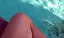 Une jeune blonde reçoit un massage du genou de son demi-oncle au bord de la piscine