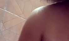 Hjemmelavet pornovideo af en kåt filippinsk kvinde, der bliver kneppet på badeværelset
