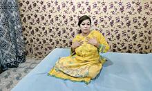 一个热的巴基斯坦熟女用黄瓜取悦自己达到性高潮