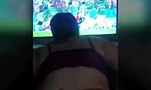 زوجان من الإيمو يتصرفان بشكل شقي أثناء مباراة الأرجنتين والمكسيك 2-0