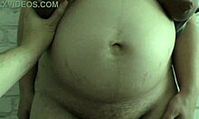 Ibu tiri yang curang memamerkan payudara besar dan perutnya yang sedang hamil pada anak tirinya dalam video buatan sendiri