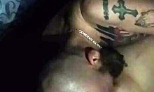 Жена са тетоважама се покорава свом мужу у врућем видеу