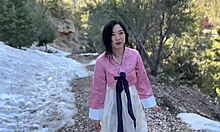 נערת האוניברסיטה האסייתית מזדיינת ביער הקוריאני