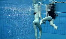 Fetele rusești Clara Umora și Bajankina se bucură de acțiune fierbinte sub apă