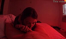 Hemmagjord video av en flickväns mun fylld med sperma