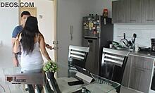 큰 엉덩이의 라틴 여성이 집에서 만든 비디오에서 그녀의 양털과 엉덩이를 따먹습니다
