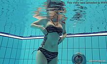 Amatérska tínedžerka Katrin sa vyzlečie pod vodou v domácom videu