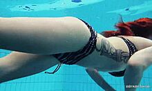 Amatérská teen Katrin se svléká pod vodou v domácím videu