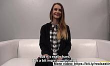 एक समर्पित मॉडल का घर का बना वीडियो जो सेक्स के दौरान खुशी से चिल्लाती है।